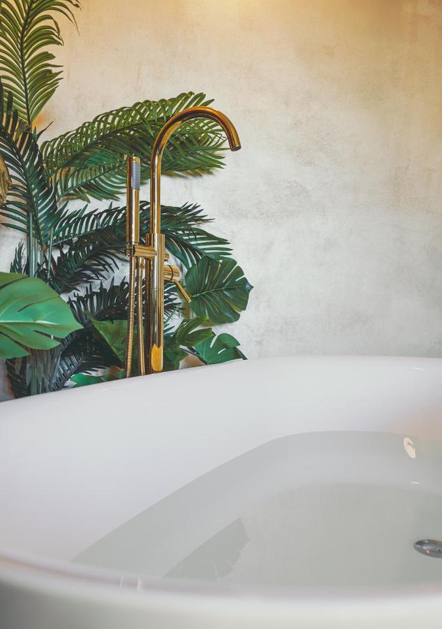 Jungle Suite --- Vasca In Camera Turijn Buitenkant foto